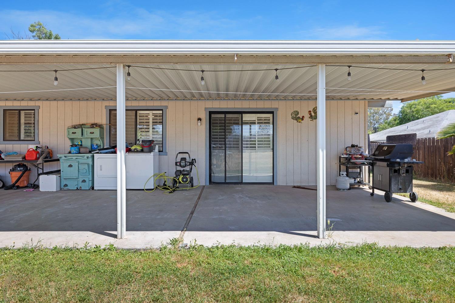 18800 Midland Way Madera, CA 93638 - Photo 22 of 27 a view of a patio with table and chairs