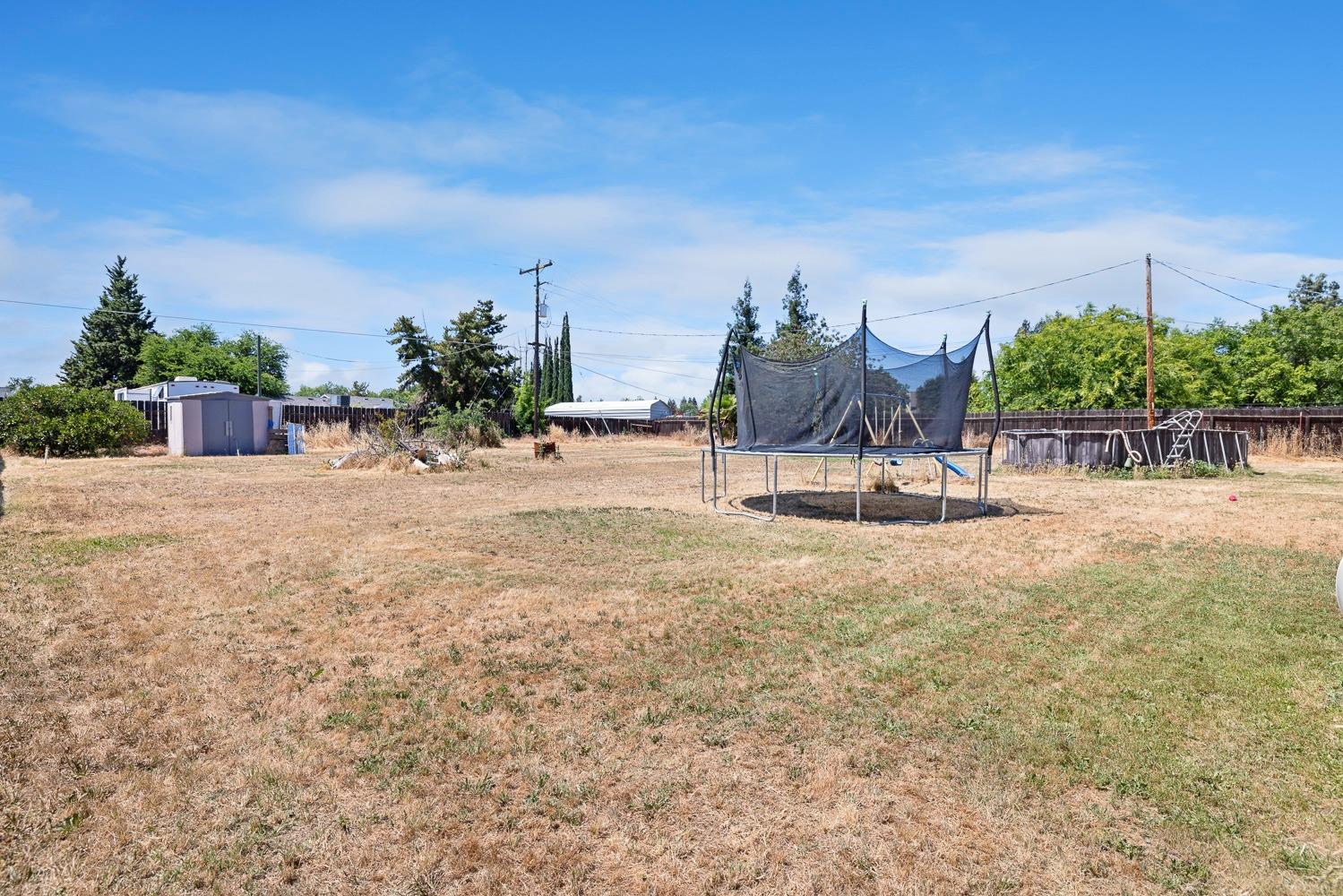 18800 Midland Way Madera, CA 93638 - Photo 26 of 27 a view of a backyard with a patio