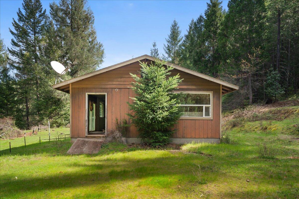 2787 Davis Creek Road Selma, OR 97538 - Photo 4 of 22 a front view of house with yard and green space