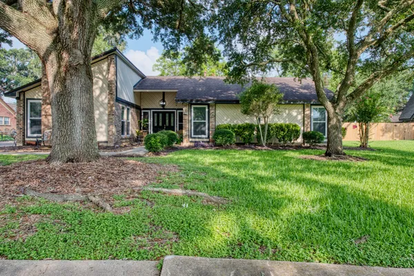 $425,000 | 54 Royal Oak Circle, Lake Jackson, TX 77566