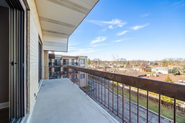 $344,900 | 7730 Dempster Street, Unit 406, Morton Grove, IL 60053