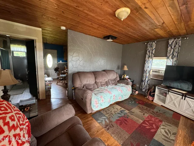 $250,000 | 6554 Grave Hill Road, Oneida, TN 37841