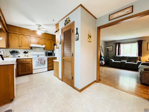 $275,000 | 3013 Southwest Atwood Avenue, Topeka, KS 66614