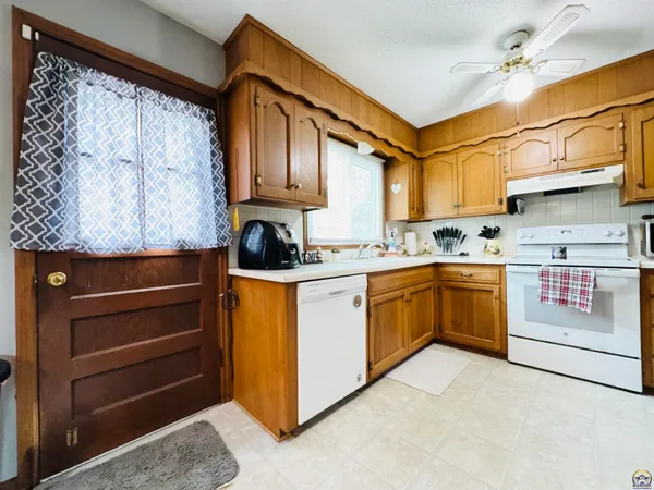 $275,000 | 3013 Southwest Atwood Avenue, Topeka, KS 66614