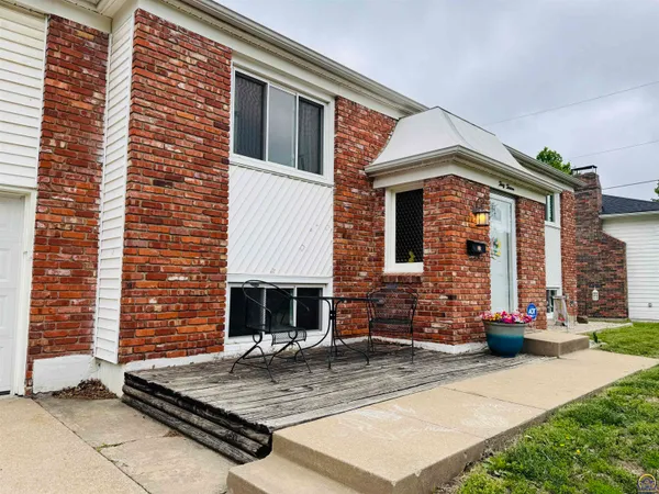 $275,000 | 3013 Southwest Atwood Avenue, Topeka, KS 66614