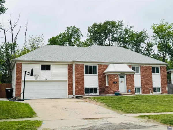 $275,000 | 3013 Southwest Atwood Avenue, Topeka, KS 66614