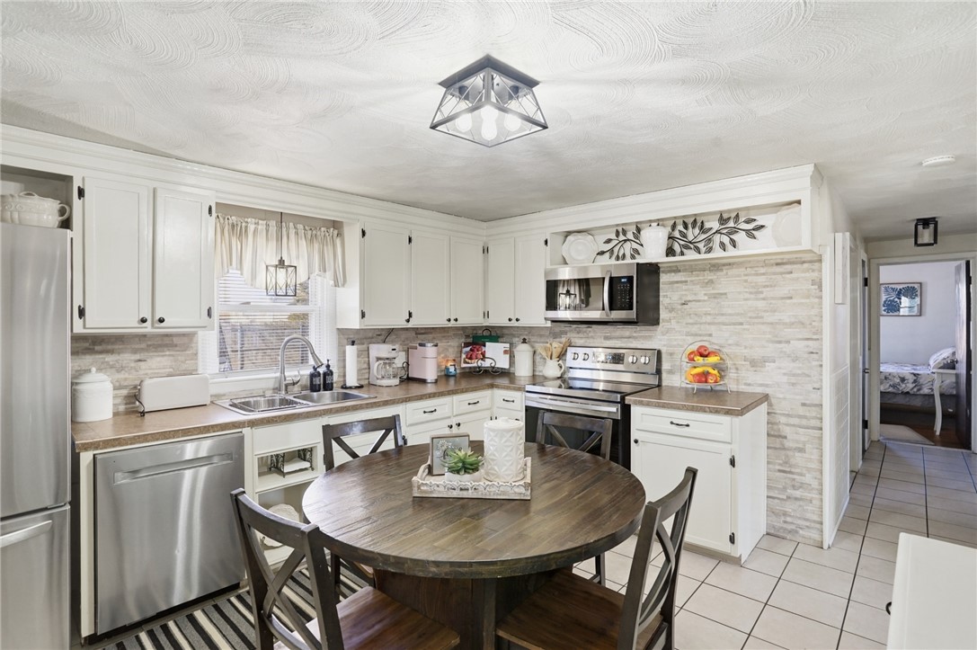 514 Killingly Street Johnston, RI 02919 - Photo 3 of 41