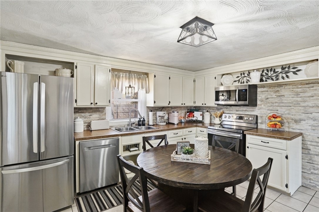 514 Killingly Street Johnston, RI 02919 - Photo 4 of 41