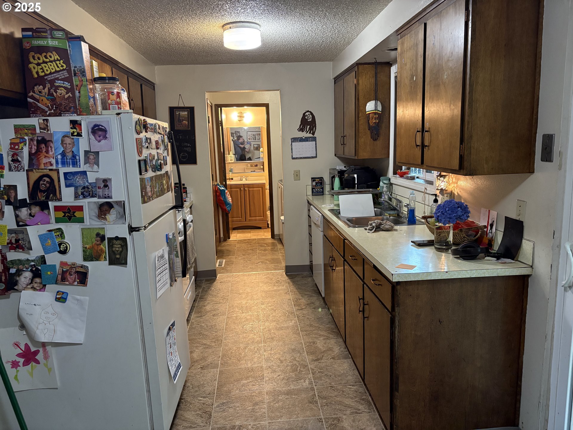 3460 Oxbow Way Eugene, OR 97401 - Photo 3 of 17 a kitchen with lots of counter top space