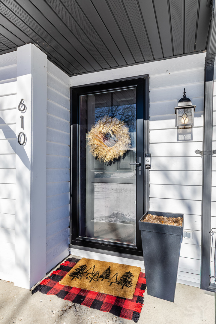 610 Wegner Road McHenry, IL 60051 - Photo 3 of 36