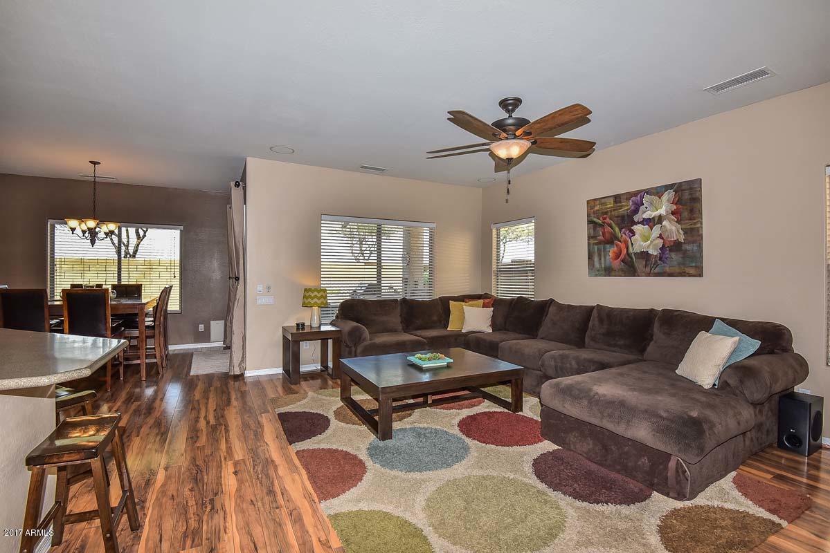 2034 West Davis Road Phoenix, AZ 85023 - Photo 9 of 48 Family Room2