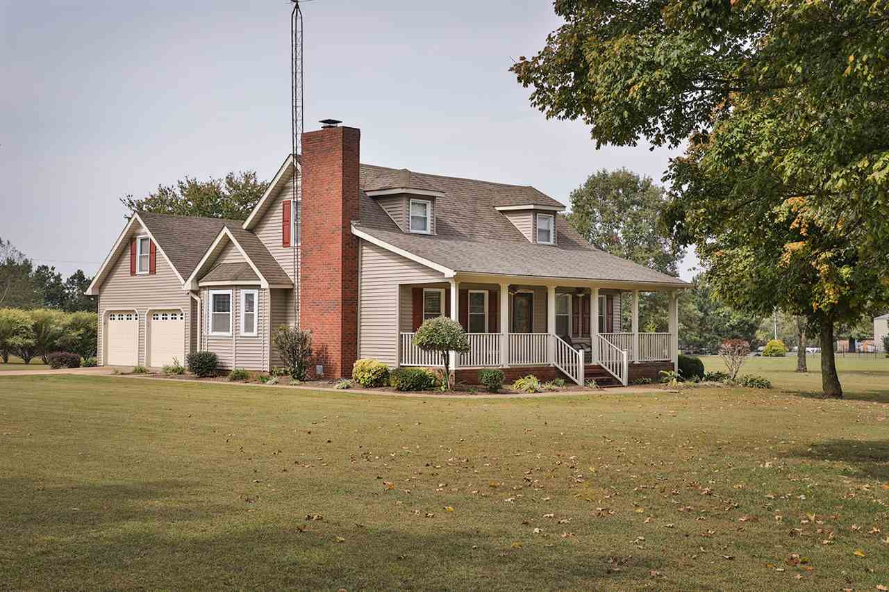 986 Doran Road Martin, TN 38237 - Photo 1 of 1 a front view of a house with a yard