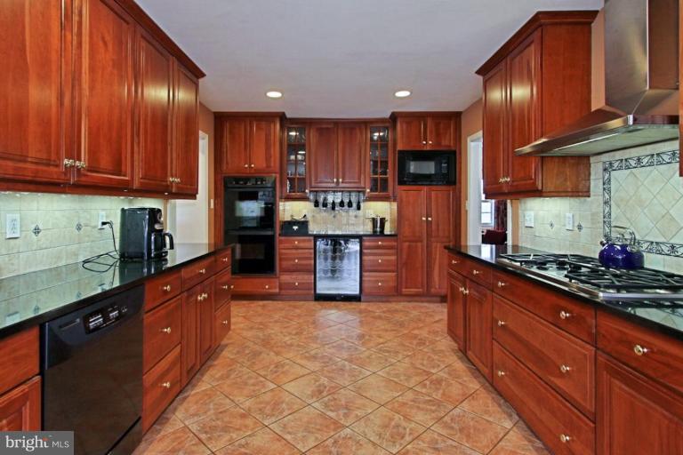 7901 Old Falls Road McLean, VA 22102 - Photo 11 of 30 Kitchen