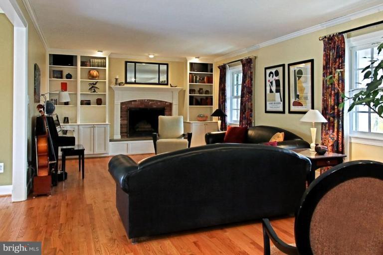 7901 Old Falls Road McLean, VA 22102 - Photo 4 of 30 Living Room