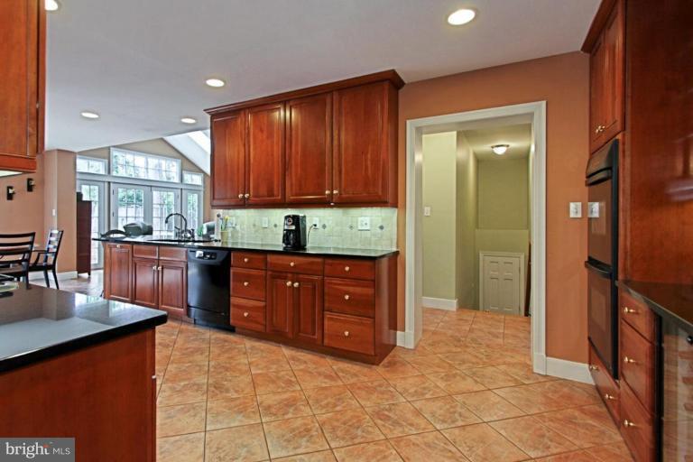 7901 Old Falls Road McLean, VA 22102 - Photo 10 of 30 Kitchen
