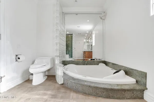 $5,300 | 6045 Sunnyslope Avenue, Van Nuys, CA 91401