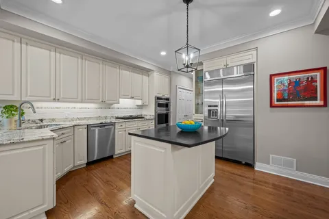 $1,175,000 | 861 Gloucester Crossing, Lake Forest, IL 60045