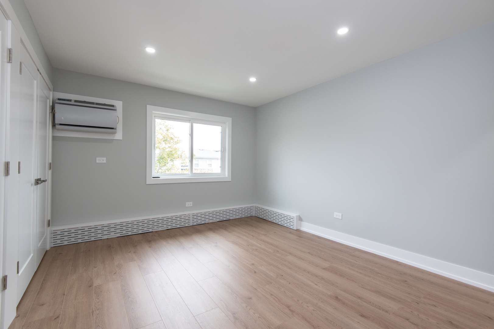 5159 North East River Road, Unit 312 Chicago, IL 60656 - Photo 22 of 42 an empty room with wooden floor and windows