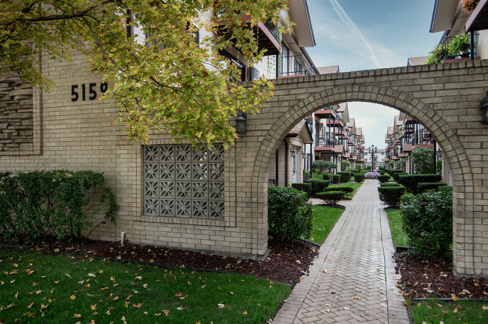 5159 North East River Road, Unit 312 Chicago, IL 60656 - Photo 41 of 42 a view of a garden with entryway