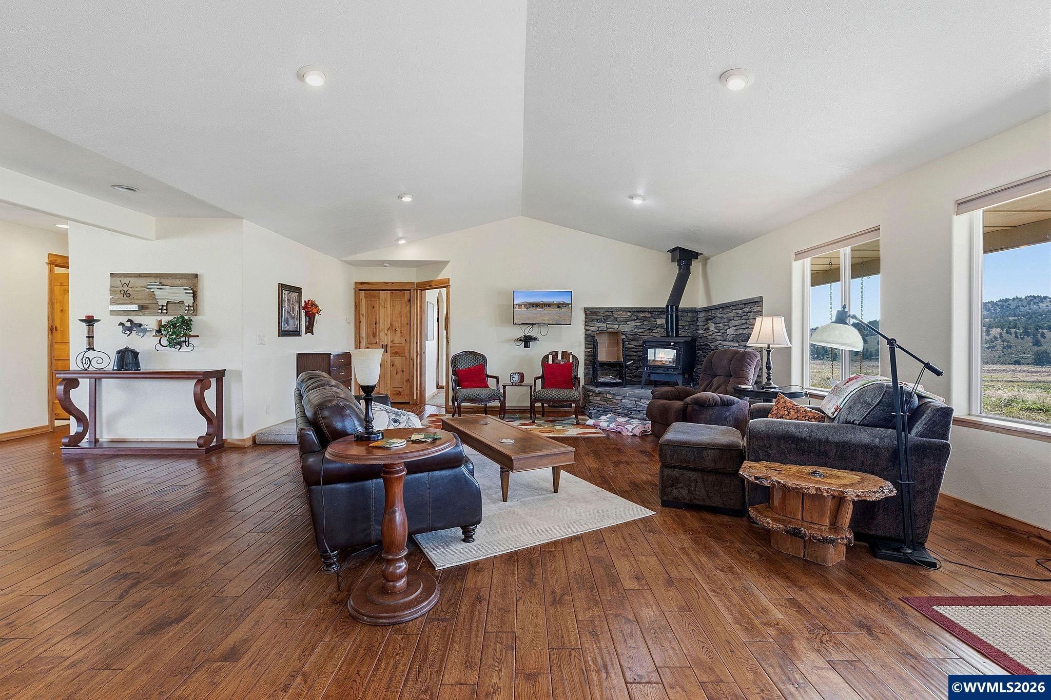 41225 Southeast Van Lake Road Prineville, OR 97754 - Photo 5 of 49