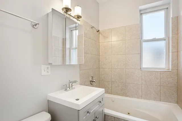 $1,862 | 7326 North Damen Avenue, Unit 3, Chicago, IL 60645