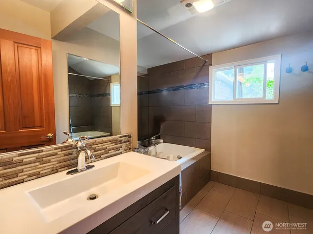 $3,700 | 309 V Street, Port Townsend, WA 98368