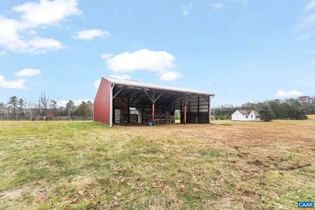 a view of an house with backyard and pool