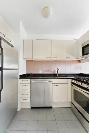 $3,400 | 300 East 93rd Street, Unit 17C | Upper East Side