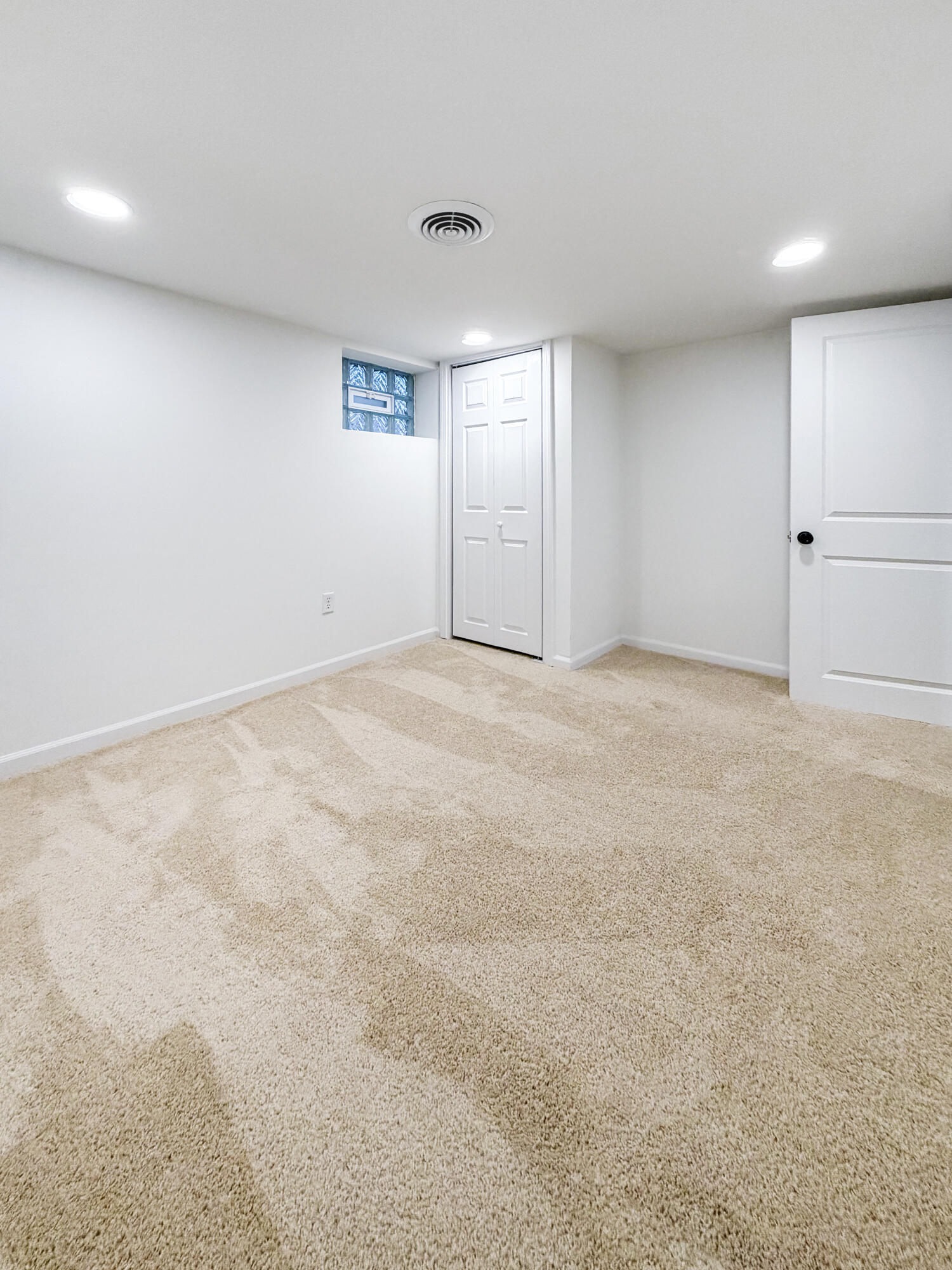 23039 Cushing Avenue Eastpointe, MI 48021 - Photo 35 of 44 Photo Nov 12 2025, 5 07 40 PM