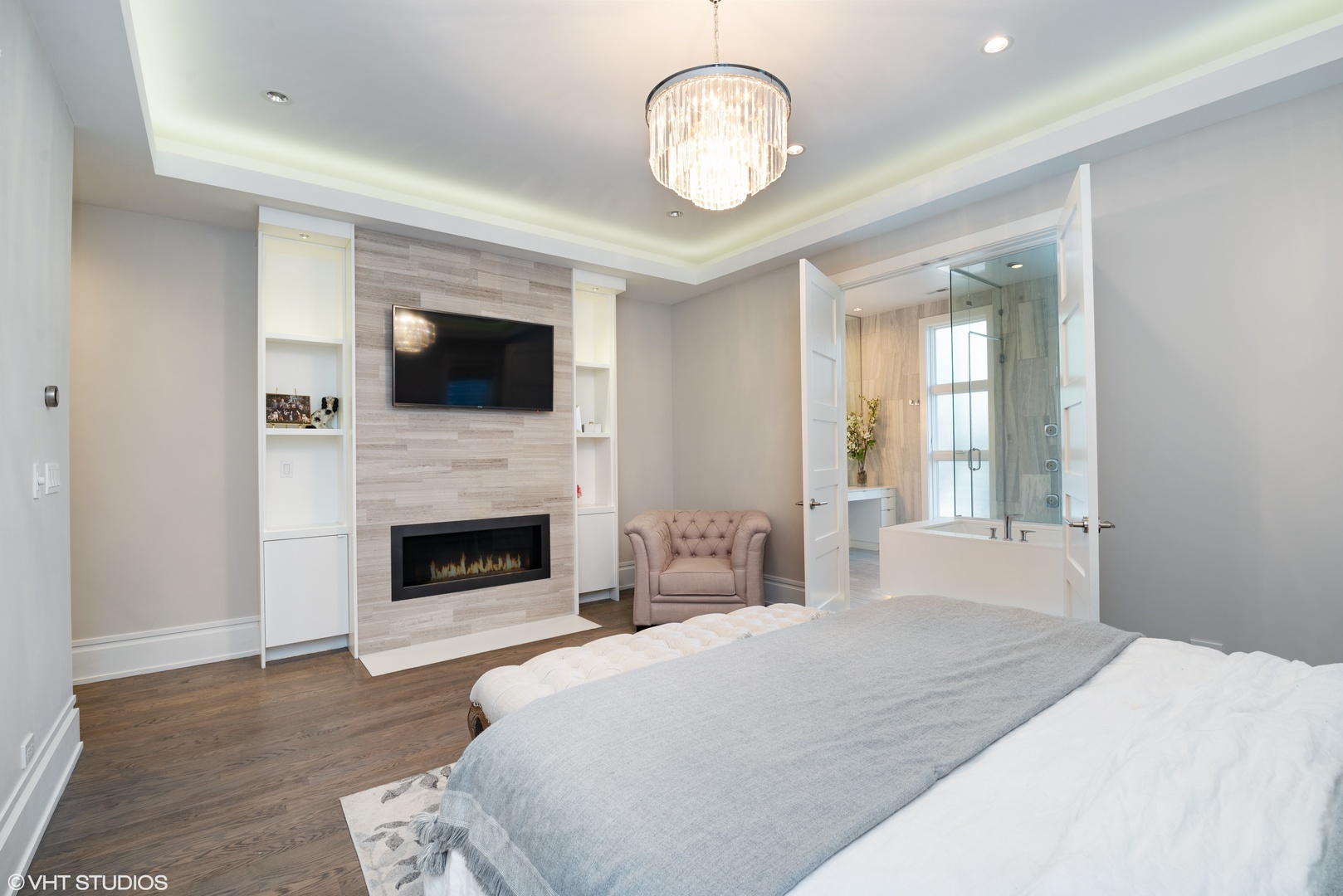 1428 West Wolfram Street Chicago, IL 60657 - Photo 21 of 47 a spacious bedroom with a large bed and a fireplace