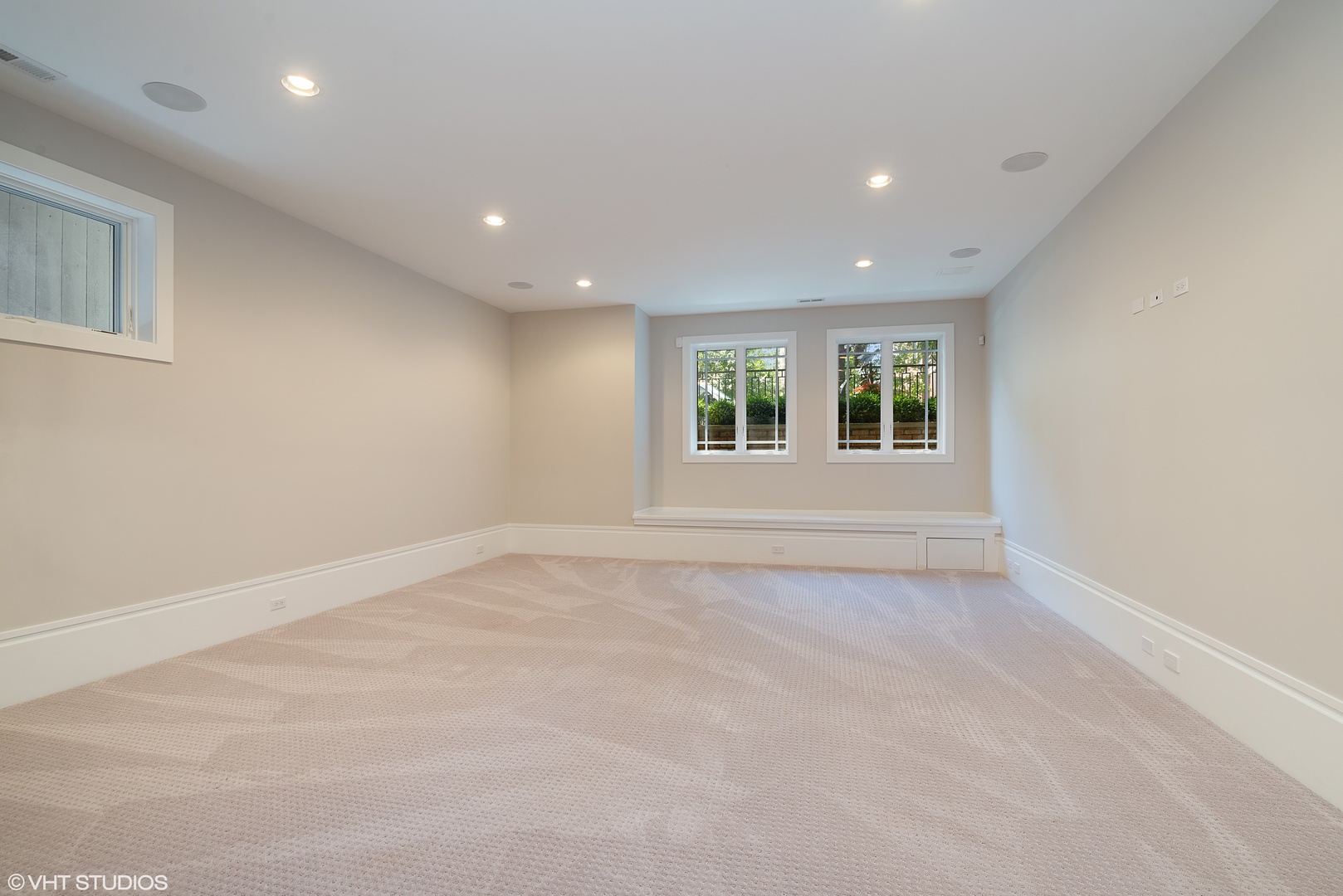 1428 West Wolfram Street Chicago, IL 60657 - Photo 31 of 47 a view of an empty room with a window