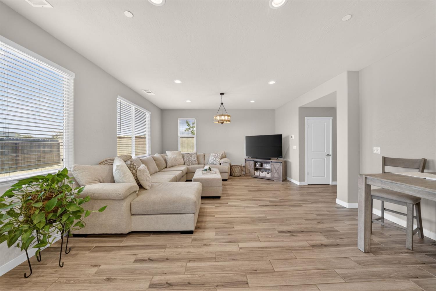 4219 North Reed Avenue Fresno, CA 93723 - Photo 8 of 38 Living Room