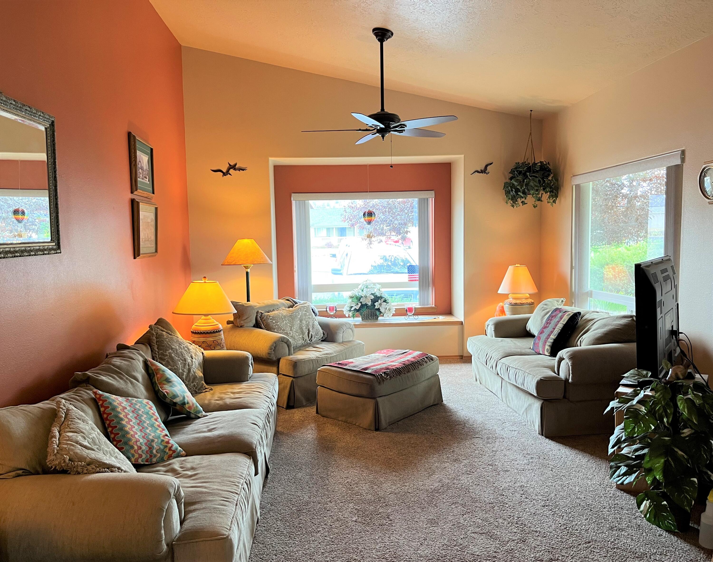 2825 Northeast Yellowpine Road Prineville, OR 97754 - Photo 4 of 25 Living room