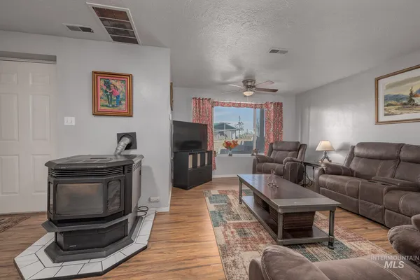 $975,000 | 644 Ontario Heights Road, Ontario, OR 97914