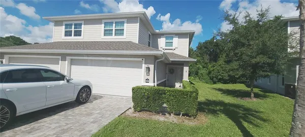 a view of a house with backyard