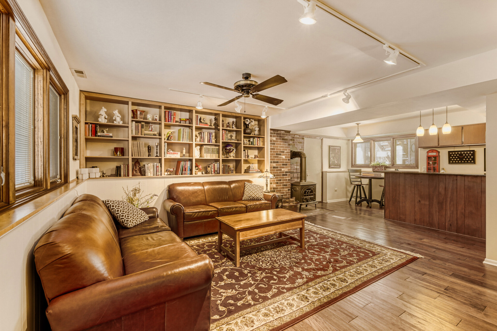 295 Brighton Road Elk Grove Village, IL 60007 - Photo 16 of 26 a living room with furniture and wooden floor
