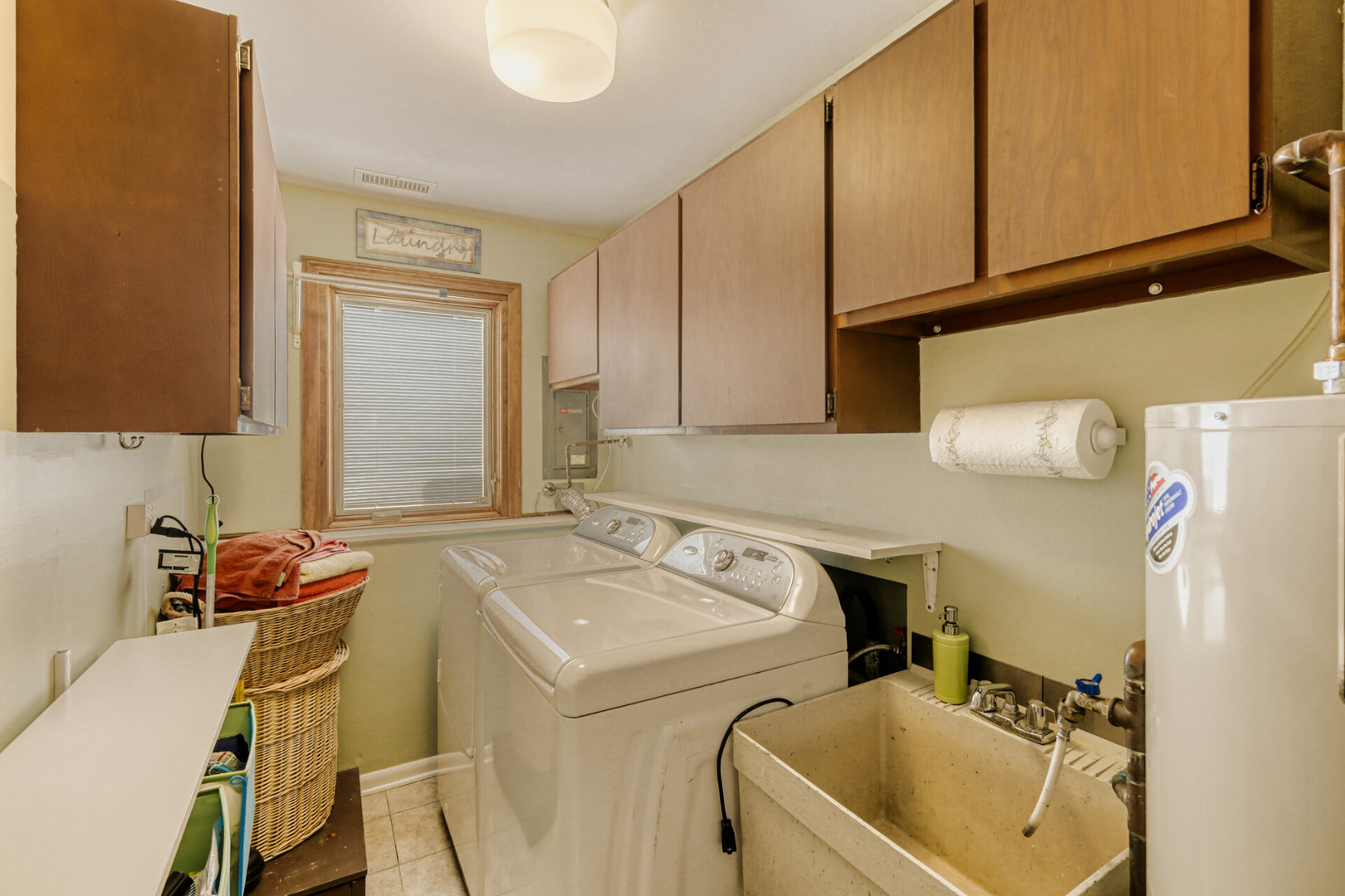 295 Brighton Road Elk Grove Village, IL 60007 - Photo 22 of 26 a bathroom with a sink a toilet and tub