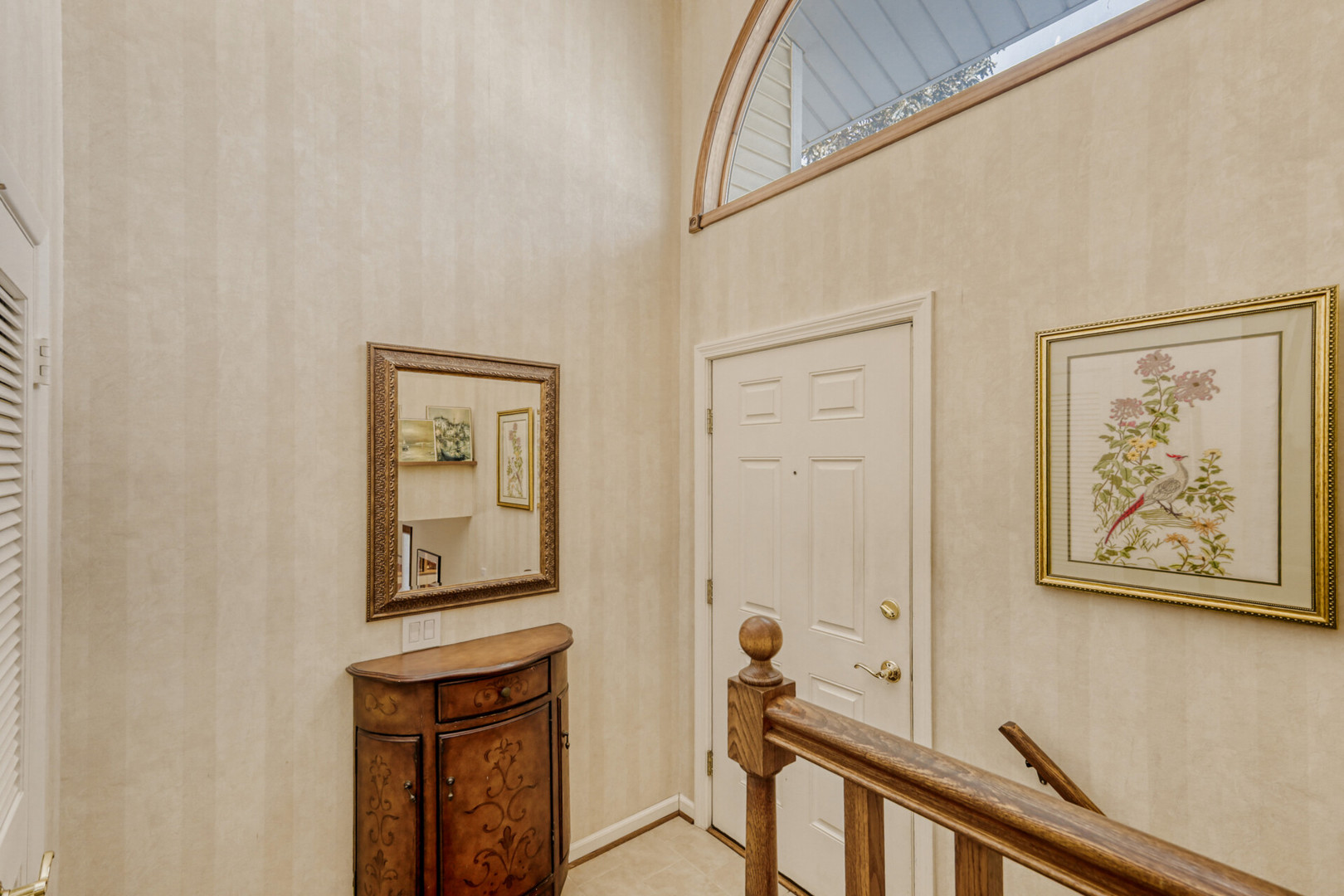 295 Brighton Road Elk Grove Village, IL 60007 - Photo 3 of 26 a view of an entryway with sitting area