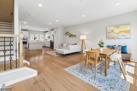 $930,000 | 10 Cortland Court, Livingston, NJ 07039
