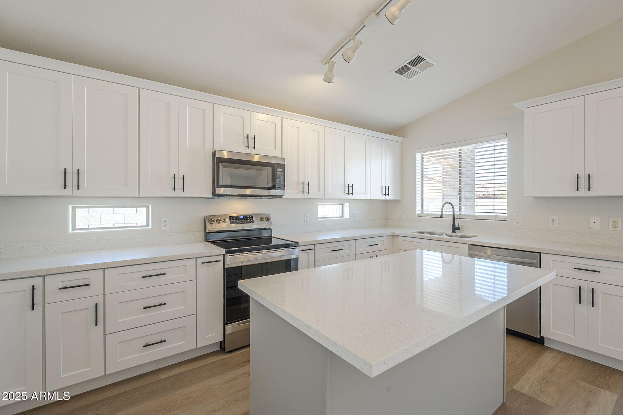 2518 West Carson Road Phoenix, AZ 85041 - Photo 11 of 35 11-web-or-mls-Carson-11