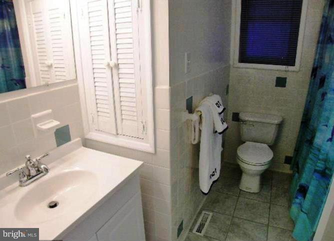 321 Brock Bridge Road Laurel, MD 20724 - Photo 8 of 20 a bathroom with a sink toilet and a mirror