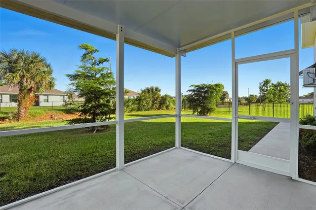 a view of a back yard