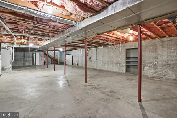 a view of a house with backyard and trees