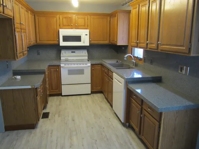 $175,000 | 226 East Hickory Street, Hesston, KS 67062