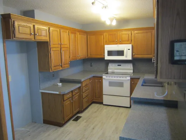 $175,000 | 226 East Hickory Street, Hesston, KS 67062