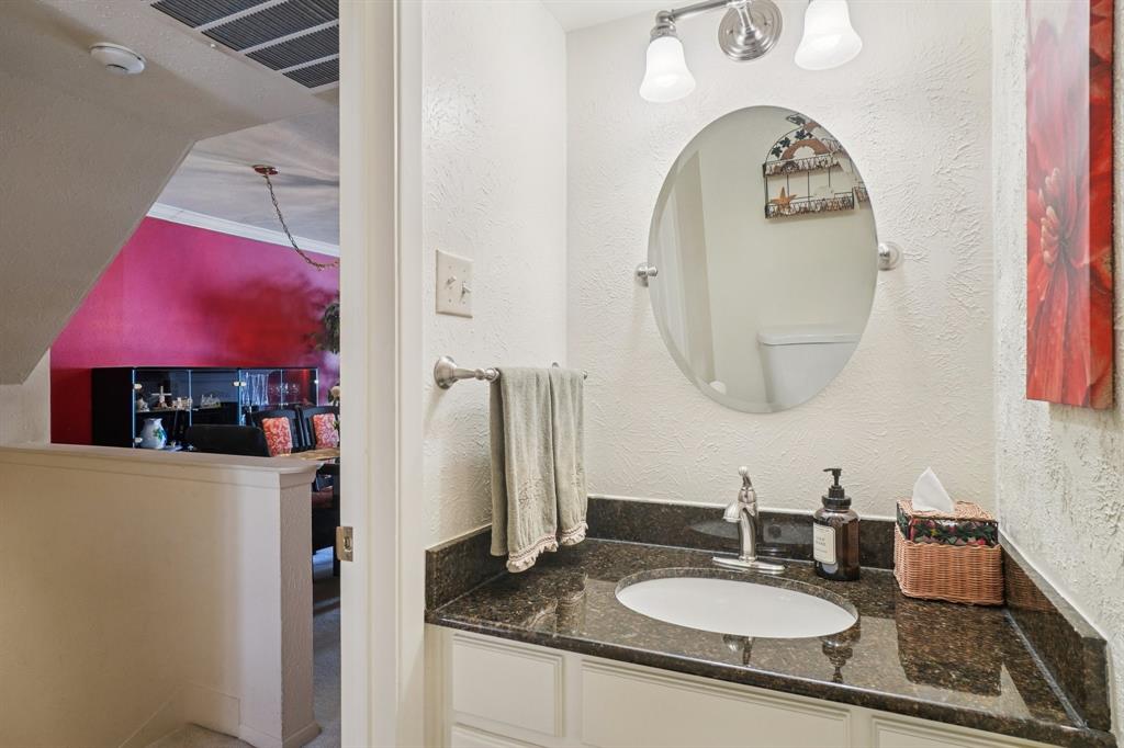4569 North O'Connor Road, Unit 1319 Irving, TX 75062 - Photo 25 of 40 a bathroom with a sink and a mirror