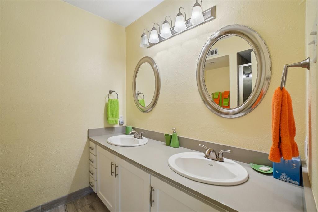 4569 North O'Connor Road, Unit 1319 Irving, TX 75062 - Photo 30 of 40 a bathroom with a sink and a mirror
