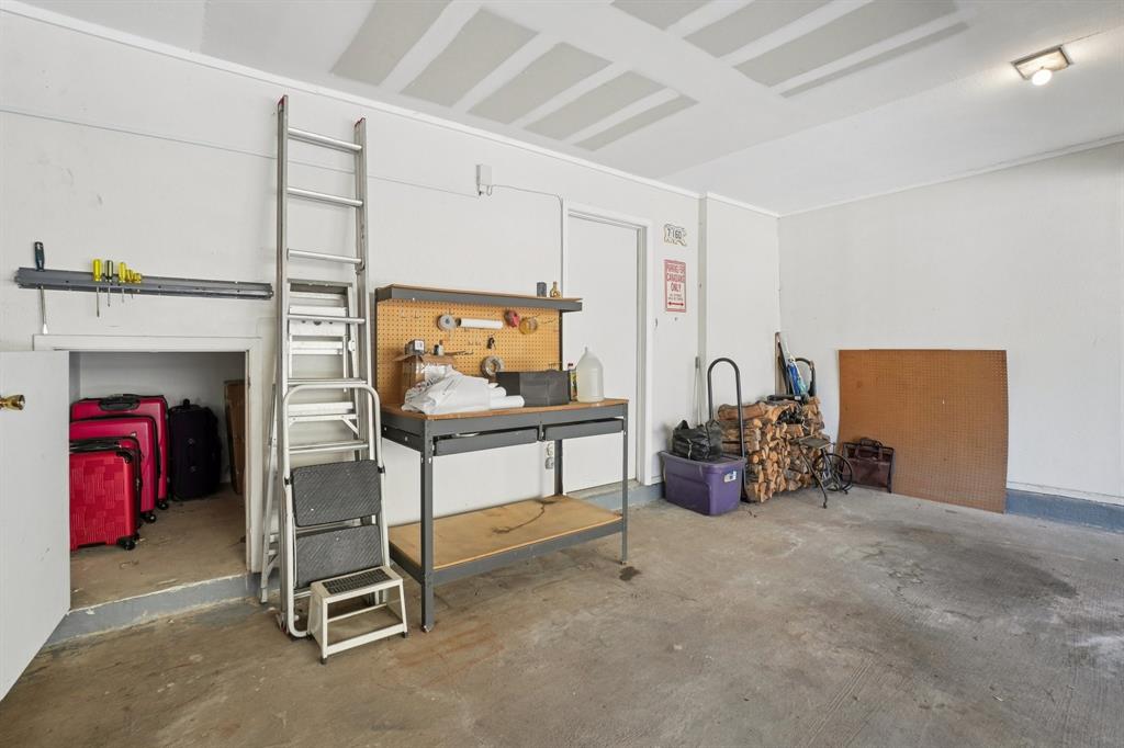 4569 North O'Connor Road, Unit 1319 Irving, TX 75062 - Photo 35 of 40 a bedroom with furniture and a ceiling fan