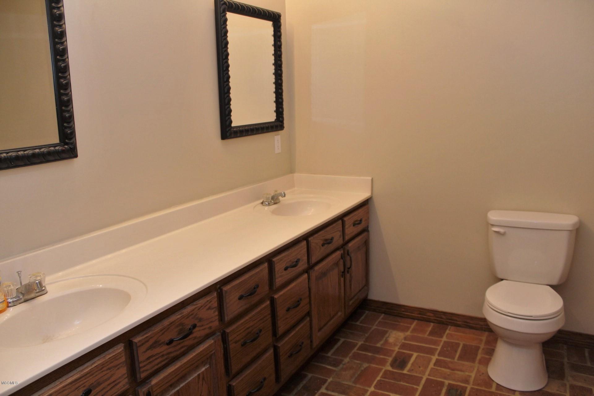 2915 Lee Pierce Road Moss Point, MS 39562 - Photo 15 of 40 Master Bathroom