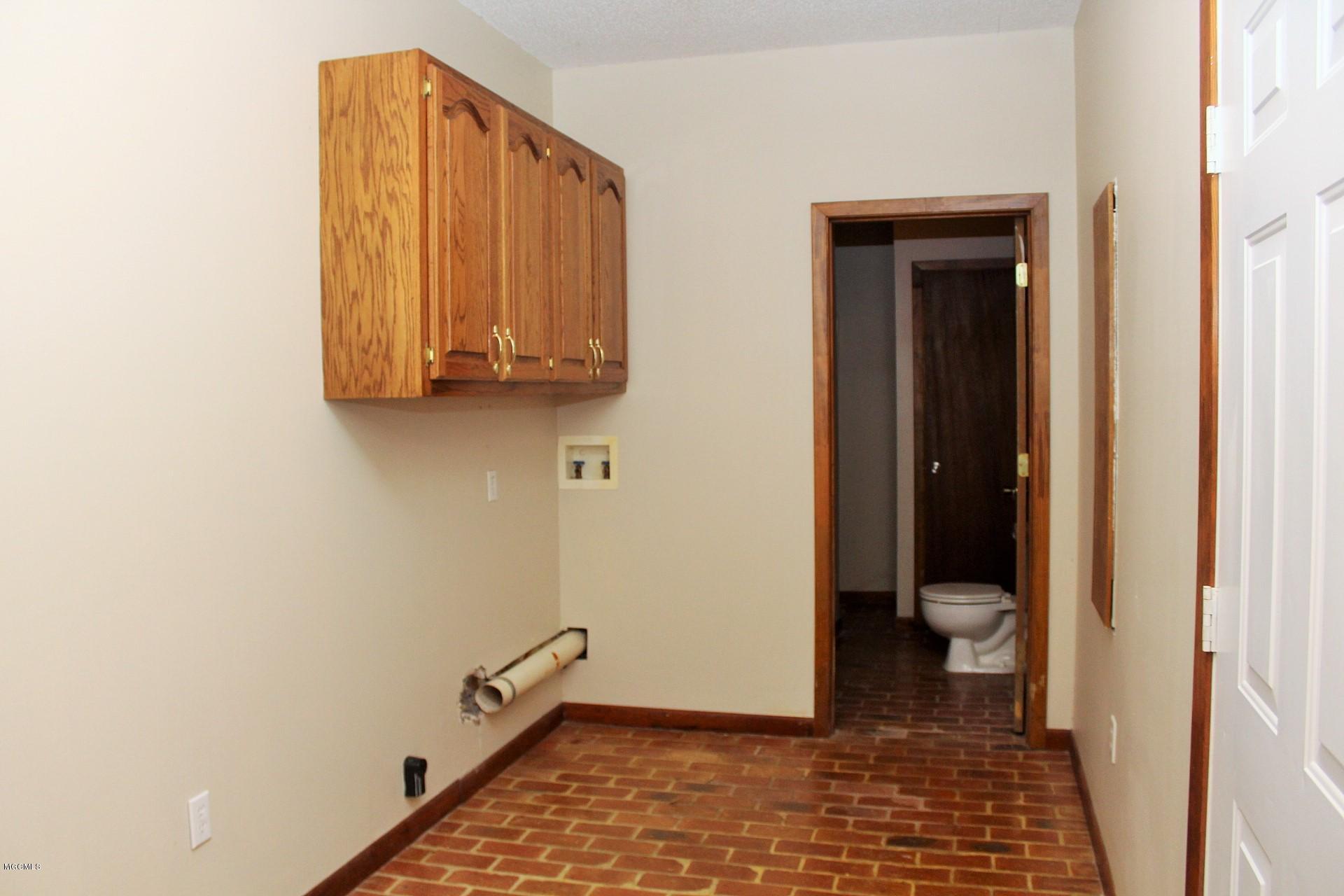 2915 Lee Pierce Road Moss Point, MS 39562 - Photo 20 of 40 Laundry Room